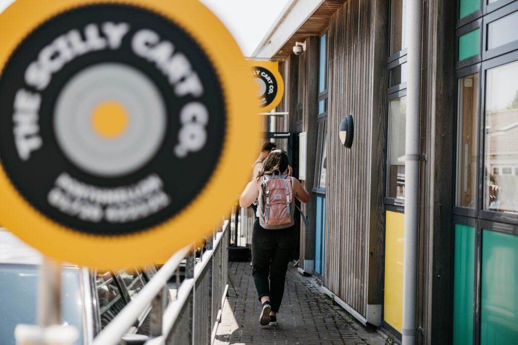 Picture of the entrance of a building.